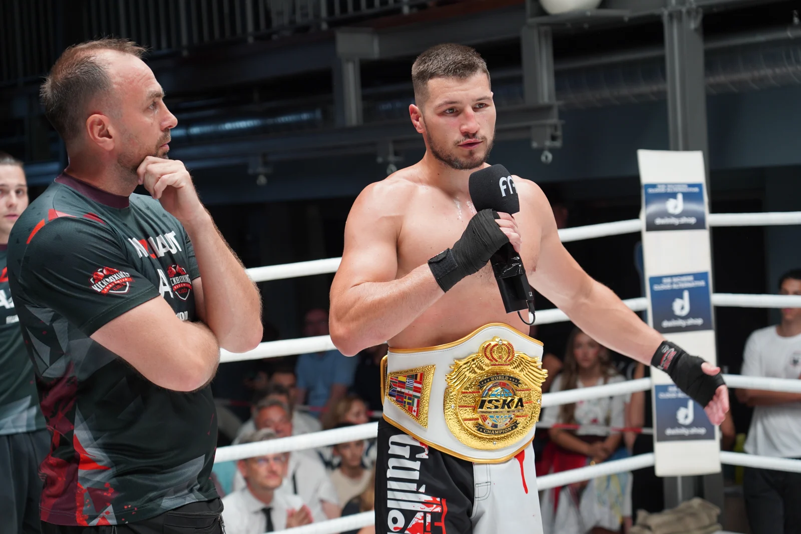 Albert Ugrinčić u ringu sa šampionskim pojasom